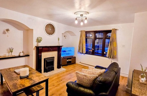 Stoke-on-Trent Casa | Crystal House, Perfect for Contractors or Families