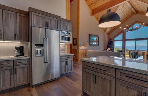 Talmont Casa | Crystal Lakeview Lodge by Tahoe Getaways - Private Hot Tub, Foosball Table & Tahoe Park HOA