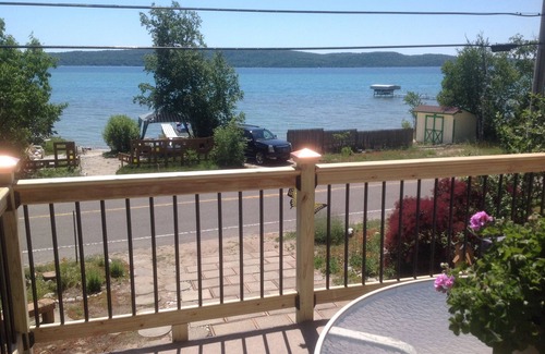 Lake Township Cabaña | Crystal Lake Cottage w / INCREÍBLE Playa privada de arena y parte inferior de Sandy Lake!
