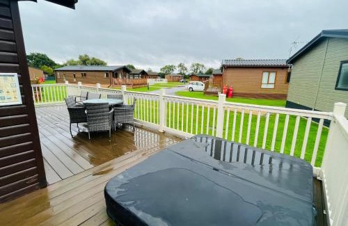 Malton Casa | Crystal Lodge with Hot Tub