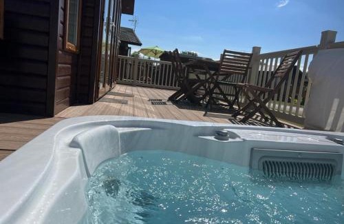 Malton Casa | Crystal Lodge with Hot Tub