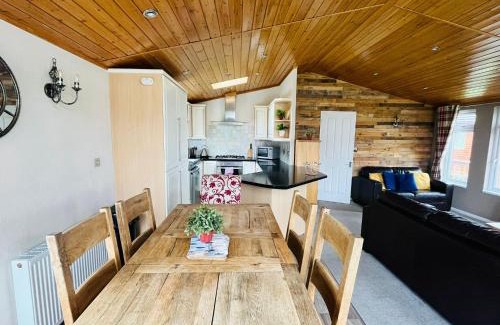 Malton Casa | Crystal Lodge with Hot Tub