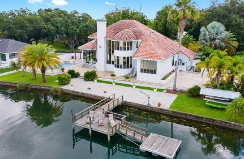 Crystal River Casa | Crystal River Manatee Palace A Waterfront Retreat HEATED POOL!