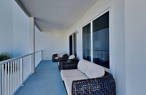 Avalon Beach Estates Condominio | Condominio con vista a la playa y balcón privado extra grande. Servicio de playa de cortesía incluido! Actualizaciones a lo largo