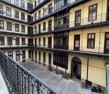 Belso-Ferencvaros Apartamento | Csarnok Apartment