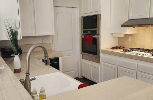 Simi Valley Cama Y Desayuno | CSE Property Group