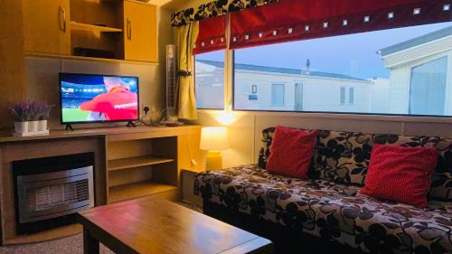 Rhyl Complejo | CT28 Three Bedroom Holiday Home, close to Heated Pool, Amusements and Beach Fantastic Facilities & Top rated holiday park in North Wales PASSES NOT INCLUDED