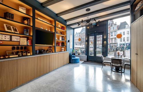 Leiden Hotel | CTY Books