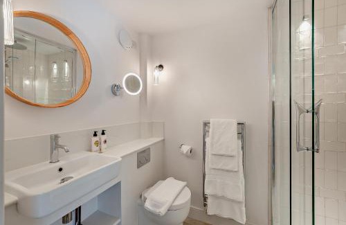 East Dean and Friston Cama Y Desayuno | Cub Bedroom One