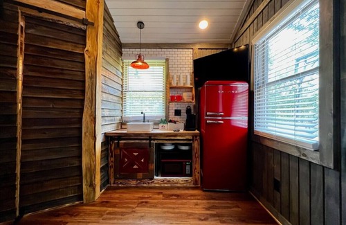 Hot Springs Cabina | Cub Cabin Bunkhouse at Natural State Cabins