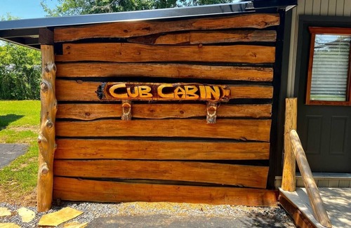 Hot Springs Cabina | Cub Cabin Bunkhouse at Natural State Cabins