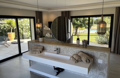 Caderousse Casa | Cube LOVE Room at Domine de la Franquette by Bridget & Pascal ❤️