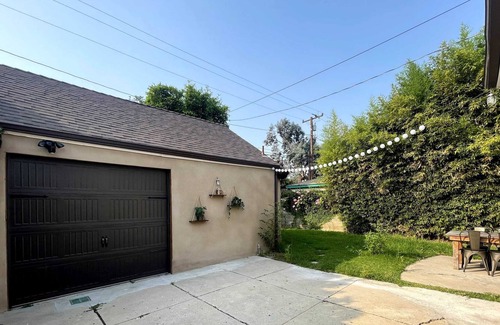 Ladera Heights Casa | Cubier: Fairy Tale 3BR House in Inglewood (BR-CUL)