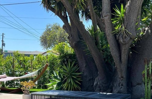 Ladera Heights Casa | Cubier: Scenic Manor of Inglewood (SHW-LAD)