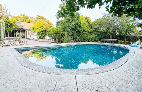 Ladera Heights Casa | Cubier - Stunning 6BR 4BA Oasis with Pool-Lou1-Lad