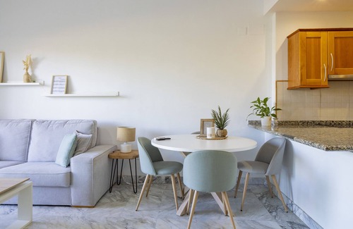 Alhaurín de la Torre Apartamento | Cubo's Apartment Sol Andalusi / aire acondicionado / wifi gratis / piscina comunitaria
