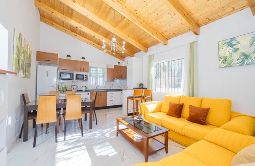 Alhaurín el Grande Cabaña | Cubo's Casa Rural Entre Olivos del Azahar / piscina privada / aire acondicionado / wifi gratis