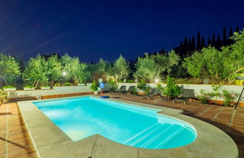 Alhaurín el Grande Cabaña | Cubo's Casa Rural Entre Olivos del Azahar / piscina privada / aire acondicionado / wifi gratis