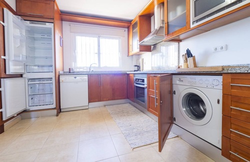 Mijas Chalet De Esquí | Cubo's Chaparral Townhouse & Community Pool / vistas al mar / wifi gratis / aire acondicionado