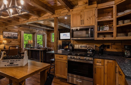 Mars Hill Cabina | Cubs Den Cabin | Luxe Views, Hot Tub + Fire Pit Retreat + Biltmore Pass