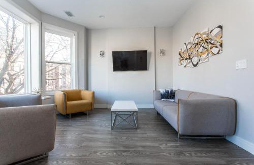 Lakeview Apartamento | Cubs! Prime Location! - 1 Min Walk to Wrigley Field - 2BR Apts Perfect for Cubs Fans!