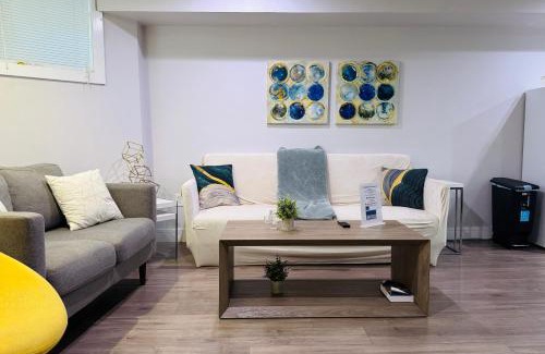 Lakeview Apartamento | Cubs! Prime Location! - 1 Min Walk to Wrigley Field - 2BR Apts Perfect for Cubs Fans!