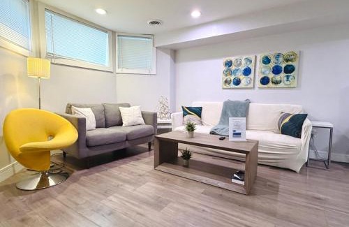 Lakeview Apartamento | Cubs! Prime Location! - 1 Min Walk to Wrigley Field - 2BR Apts Perfect for Cubs Fans!