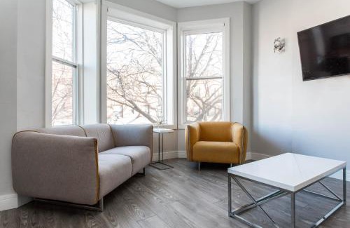 Lakeview Apartamento | Cubs! Prime Location! - 1 Min Walk to Wrigley Field - 2BR Apts Perfect for Cubs Fans!