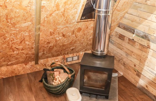 Kidwelly Cabaña | CUDDFAN ECO LODGE, romantic, character holiday cottage in Kidwelly