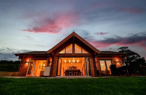 Graig Casa | Cuddfan Lodge on a Beautiful Lake