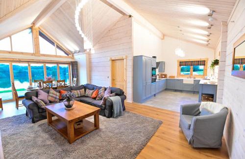 Graig Casa | Cuddfan Lodge on a Beautiful Lake