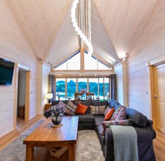 Graig Casa | Cuddfan Lodge on a Beautiful Lake