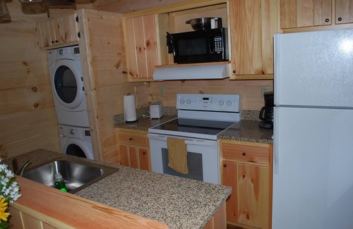 Candler Cabina | Abrazar y relajarse- Jacuzzi privado, chimenea, romántico, con vista, WiFi gratis, Se aceptan mascotas
