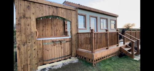 Great Fryup Dale Chalet De Esquí | Cuddles & Bubbles Cozy Cabin with jacuzzi spa hot tub