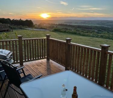Great Fryup Dale Chalet De Esquí | Cuddles & Bubbles Cozy Cabin with jacuzzi spa hot tub