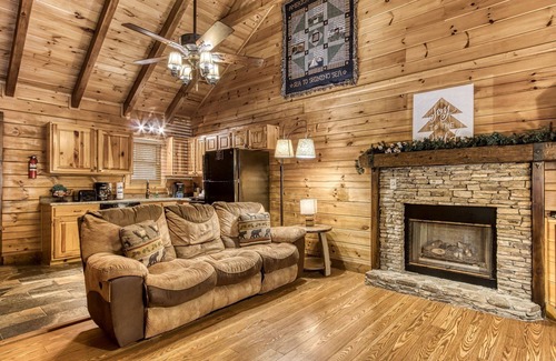 Pigeon Forge Cabina | Cuddlin' Up, Er209 - Luxury At Its Finest And Location That Can't Be Beat! 2 Bedroom Cabin by RedAwning