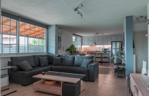 Kalyvia Thorikou Casa | Cuervo Poolside Villa