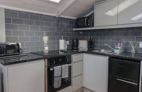Arisaig Cabaña | CUILLIN VIEW APARTMENT, pet friendly, with a garden in Arisaig