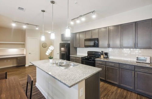 Southeast Houston Apartamento | Cullen 4202 I New Construction 2Bd Apt I Gated