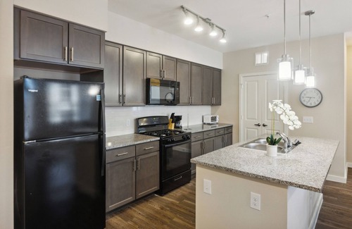 Southeast Houston Apartamento | Cullen 4202 I New Construction 2Bd Apt I Gated
