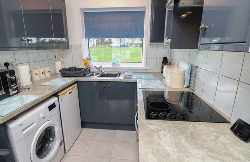 Sandown Cabaña | CULVER VIEW, family friendly, with a garden in Sandown
