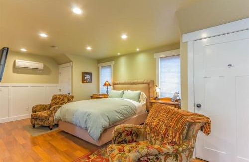 River West Casa | Cumberland Bungalow walking distance to downtown