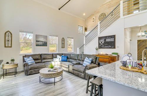 Sloans Valley Casa | Cumberland Lake Retreat Furnished Deck and Grill!