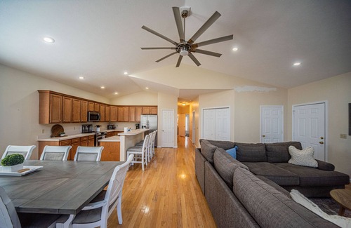 Grand Rivers Casa | Cumberland River Cottage - Walk to downtown Grand Rivers!