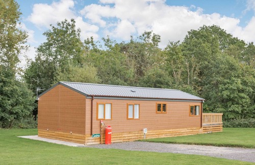 Kiplin Cabina | CUMBRIA, family friendly, with hot tub in Scorton, Richmond