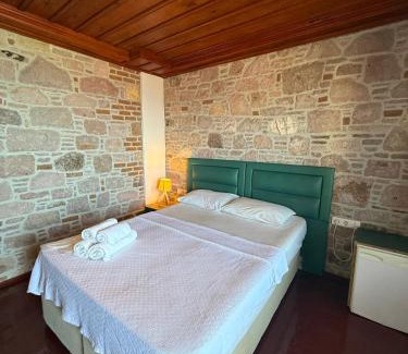 Ayvalik Cama Y Desayuno | Cunda Sea-View Stone Cottage & Private Beach