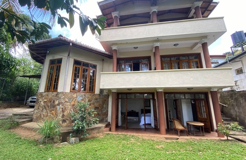 Kandy Casa | Cup of Tea & Clear Skies - A cozy home 10 minutes from Kandy City center.