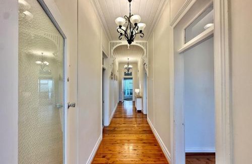 Young Apartamento | Currawong Corner Cottage