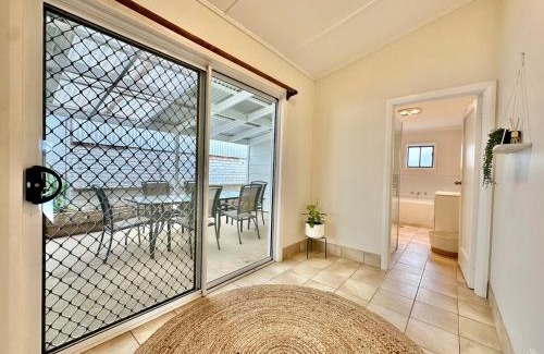 Young Apartamento | Currawong Corner Cottage
