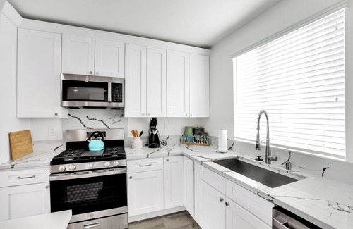 Hawthorne Apartamento | Cushy New Condo Oasis -Near Beaches & Sofi Stadium